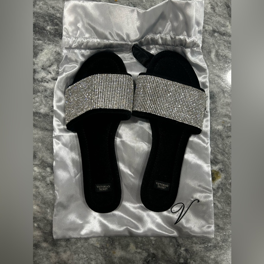 Victoria’s Secret slippers, EXCELLENT condition, size Small (6-7)